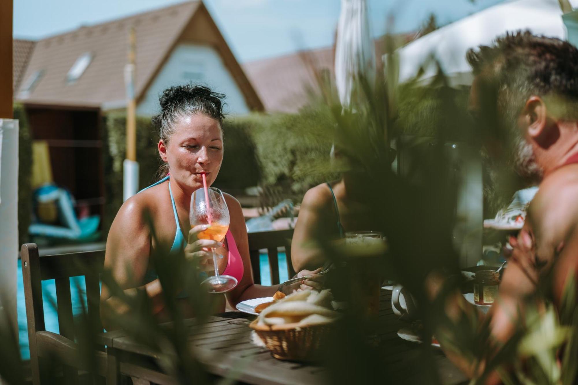 Janika Pension Vonyarcvashegy Exteriör bild