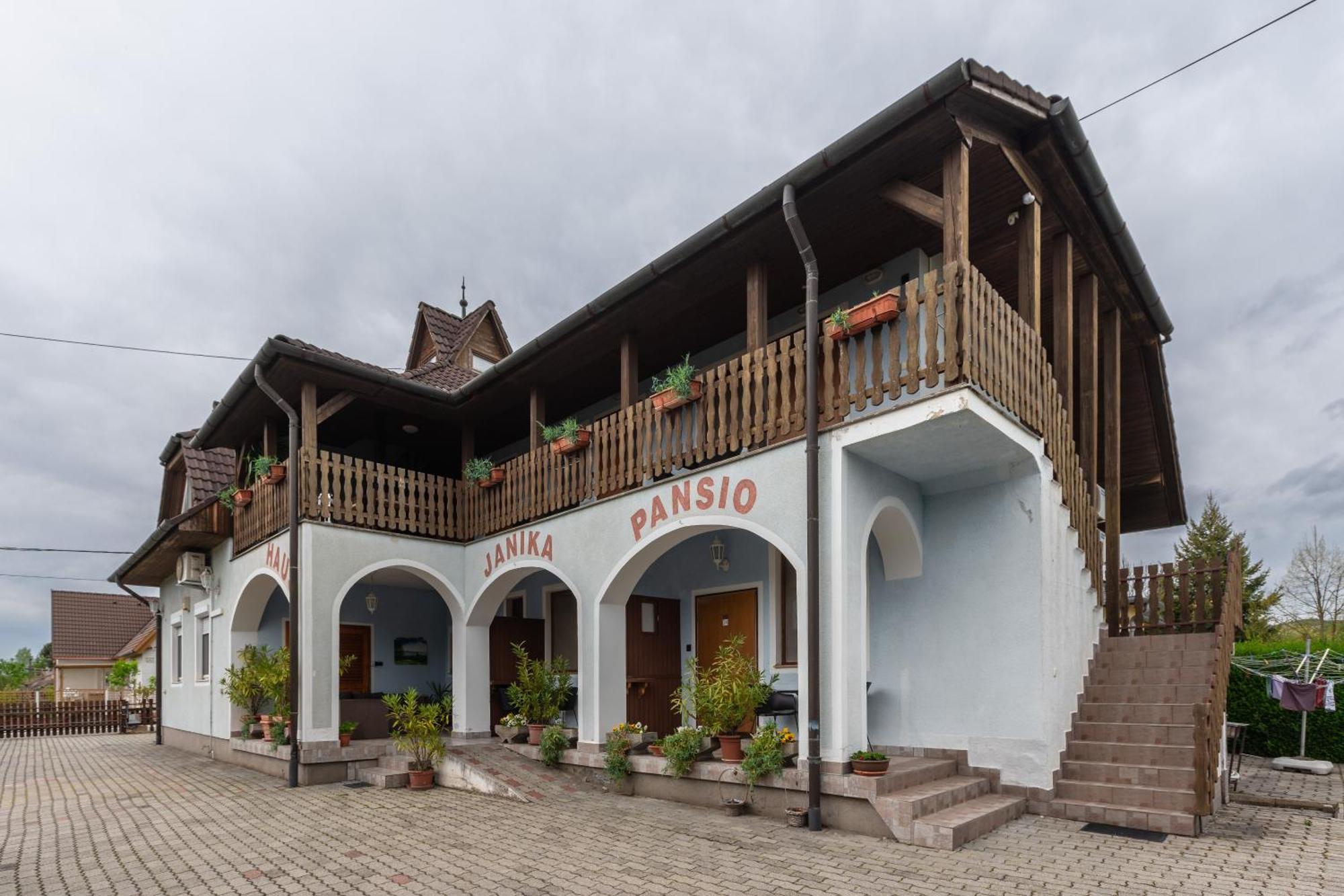 Janika Pension Vonyarcvashegy Exteriör bild