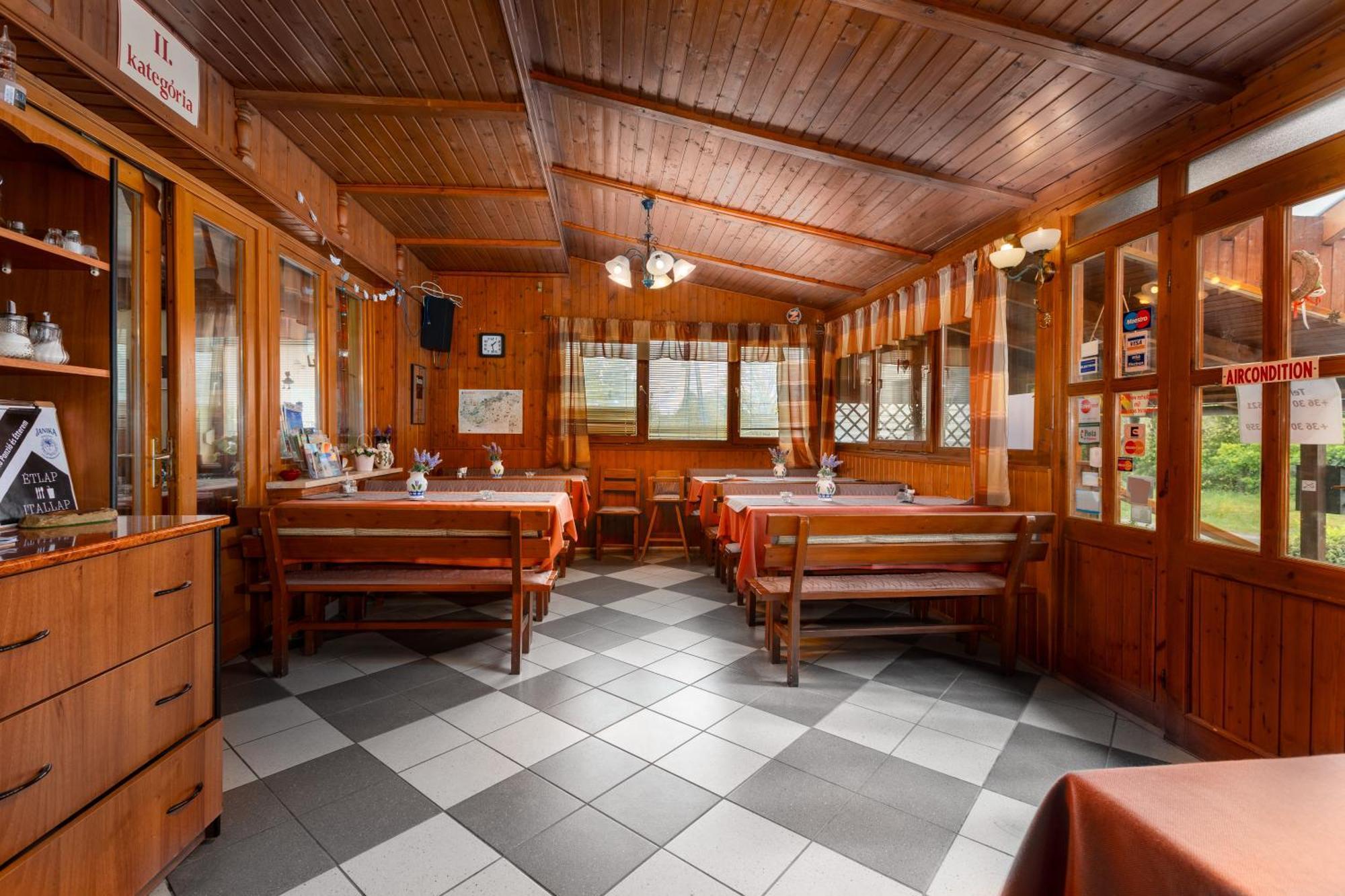 Janika Pension Vonyarcvashegy Exteriör bild