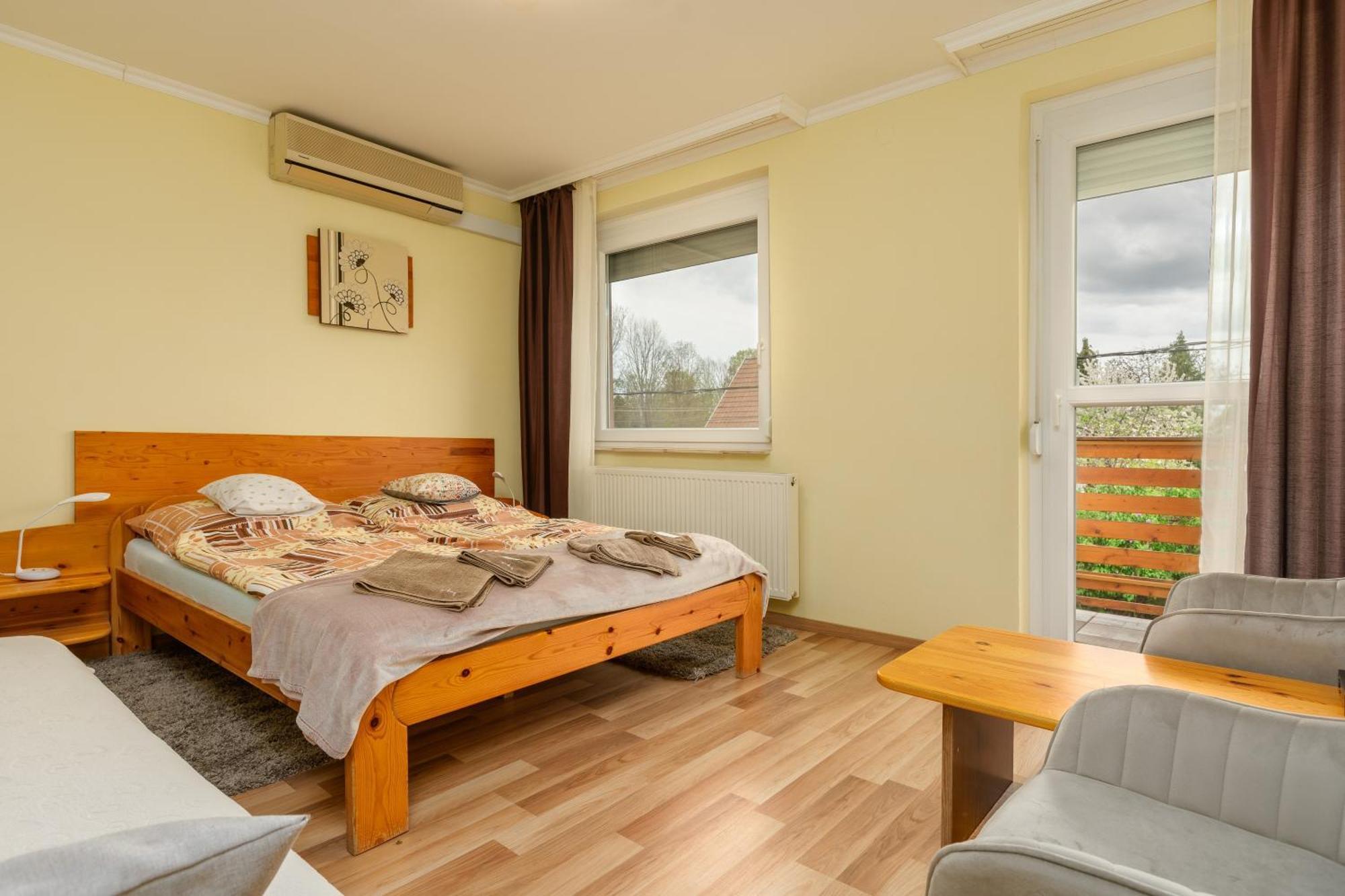Janika Pension Vonyarcvashegy Exteriör bild