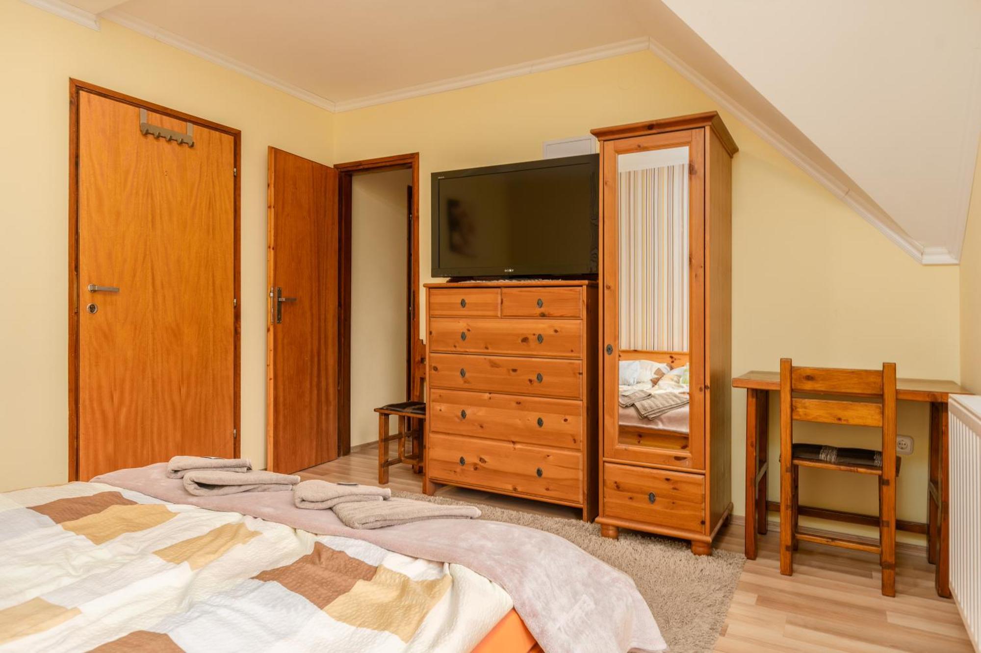 Janika Pension Vonyarcvashegy Exteriör bild
